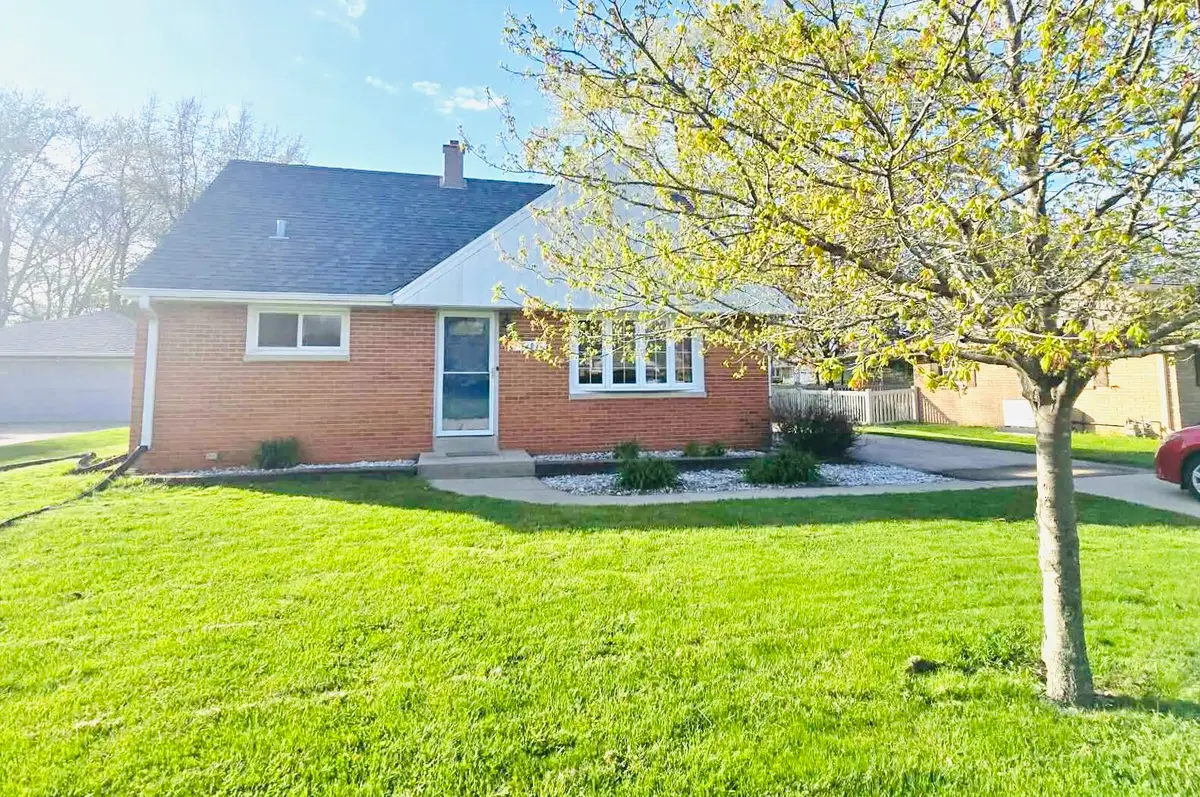 3800 Brooklawn Cir, South Milwaukee, WI 53172 - #1