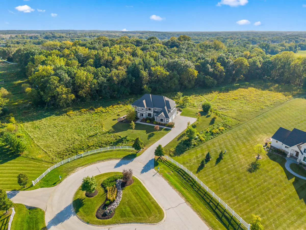 W339S271 Foxtail Ct, Delafield, WI 53066 - #1