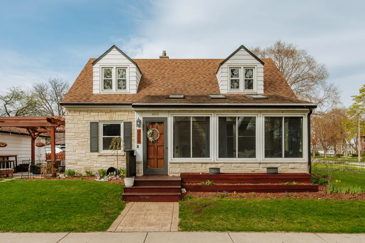 4808 W Sunnyside Dr, Milwaukee, WI 53208 - #1