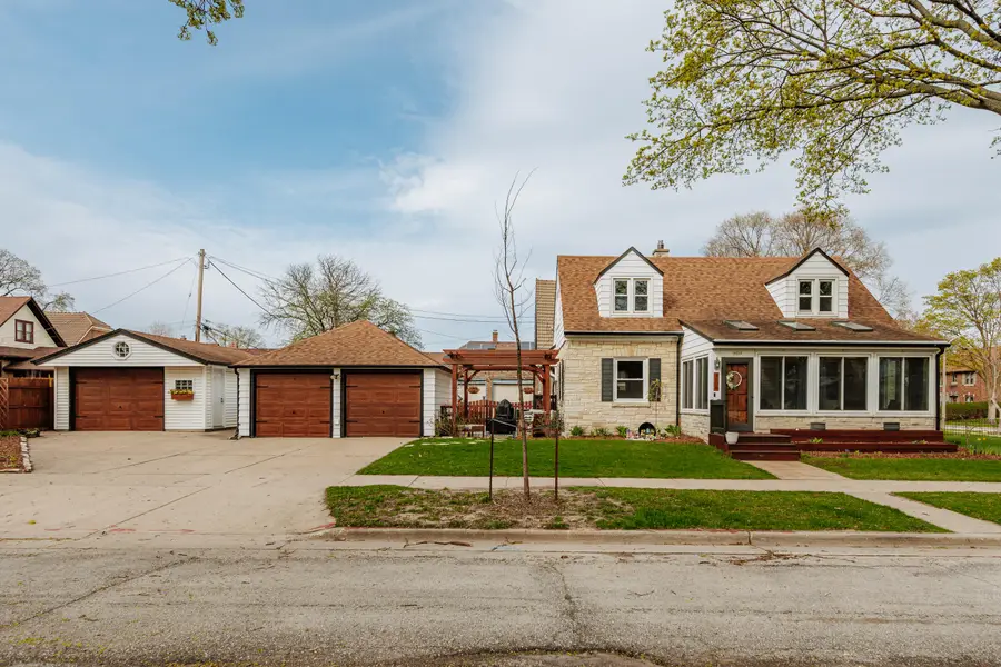 4808 W Sunnyside Dr, Milwaukee, WI 53208 - #2