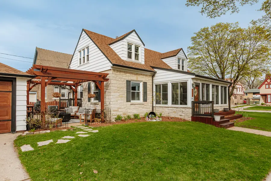 4808 W Sunnyside Dr, Milwaukee, WI 53208 - #3