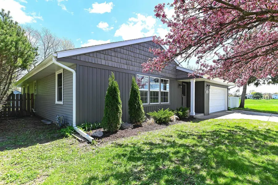 8122 S Wake Forest Dr, Oak Creek, WI 53154 - #3