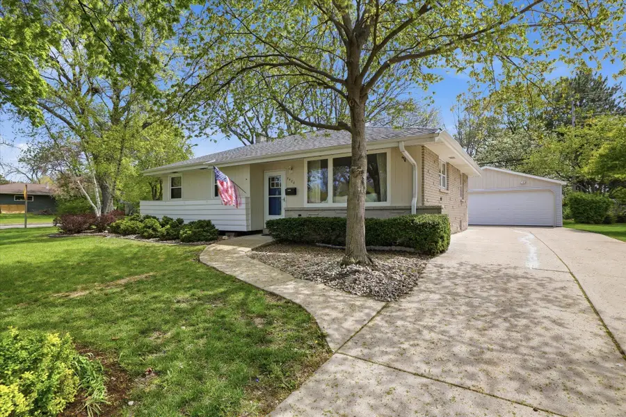 5400 Mansfield Dr, Greendale, WI 53129 - #2