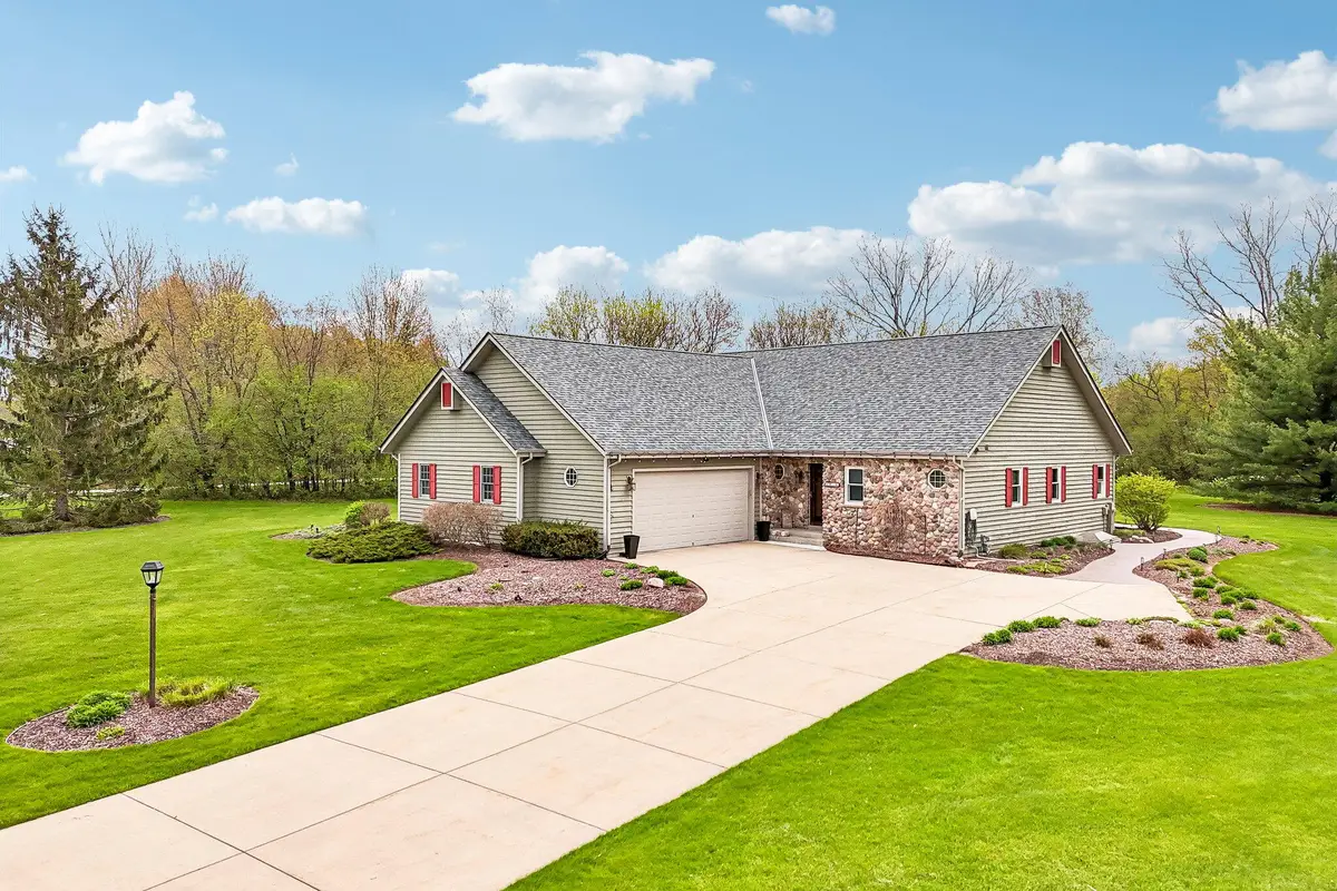 N43W33183 Glen Parc Cir, Nashotah, WI 53058 - #1