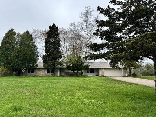 8665 N Hawthorne Rd, River Hills, WI 53217