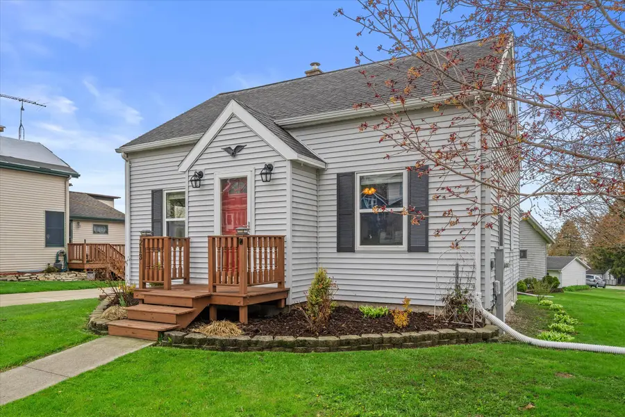 213 Fond Du Lac St, Mount Calvary, WI 53057 - #2