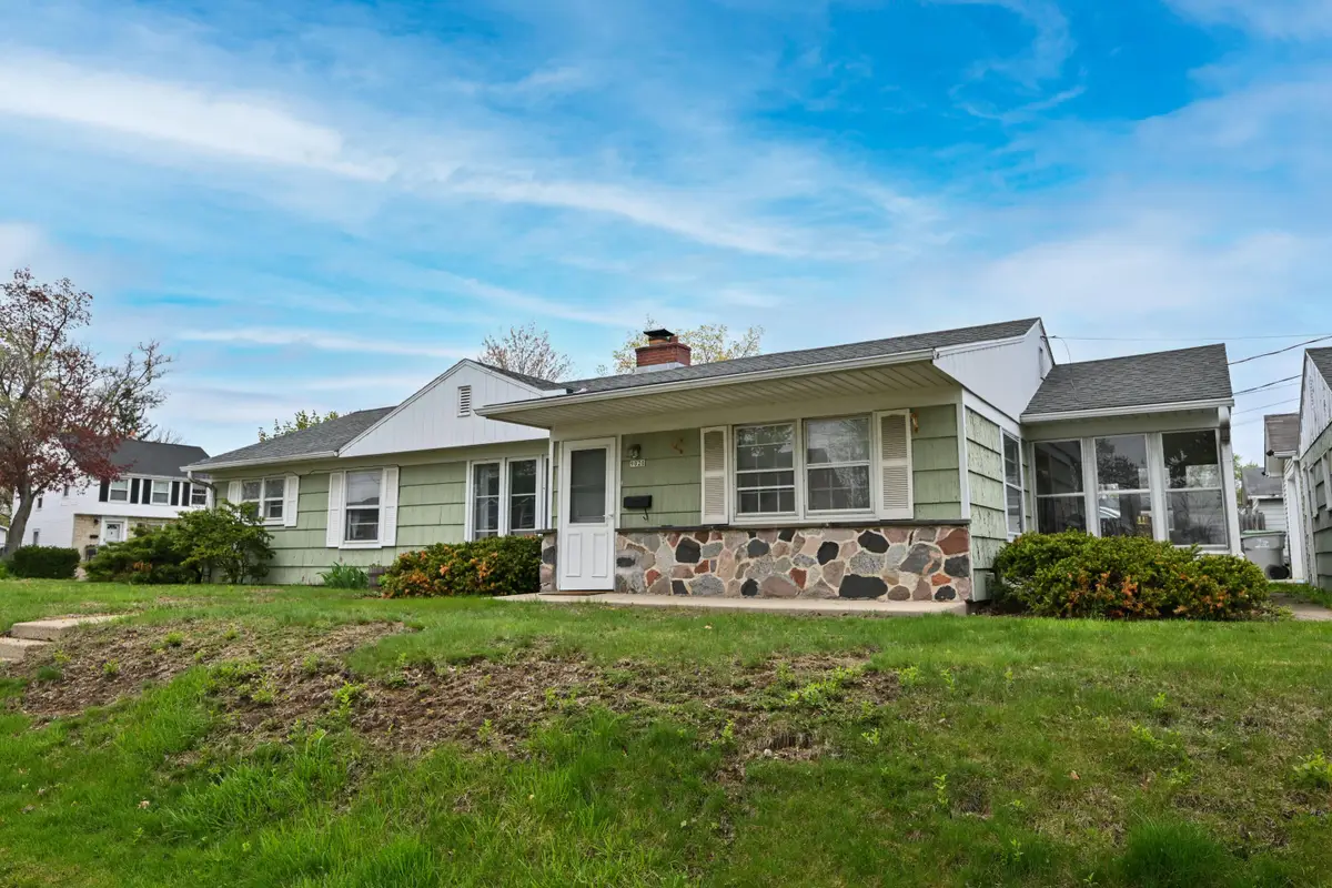 9020 W Hawthorne Ave, Milwaukee, WI 53226 - #1