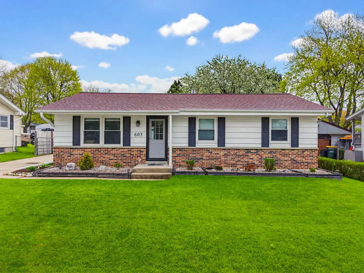 605 Victoria St, West Bend, WI 53090 - #1