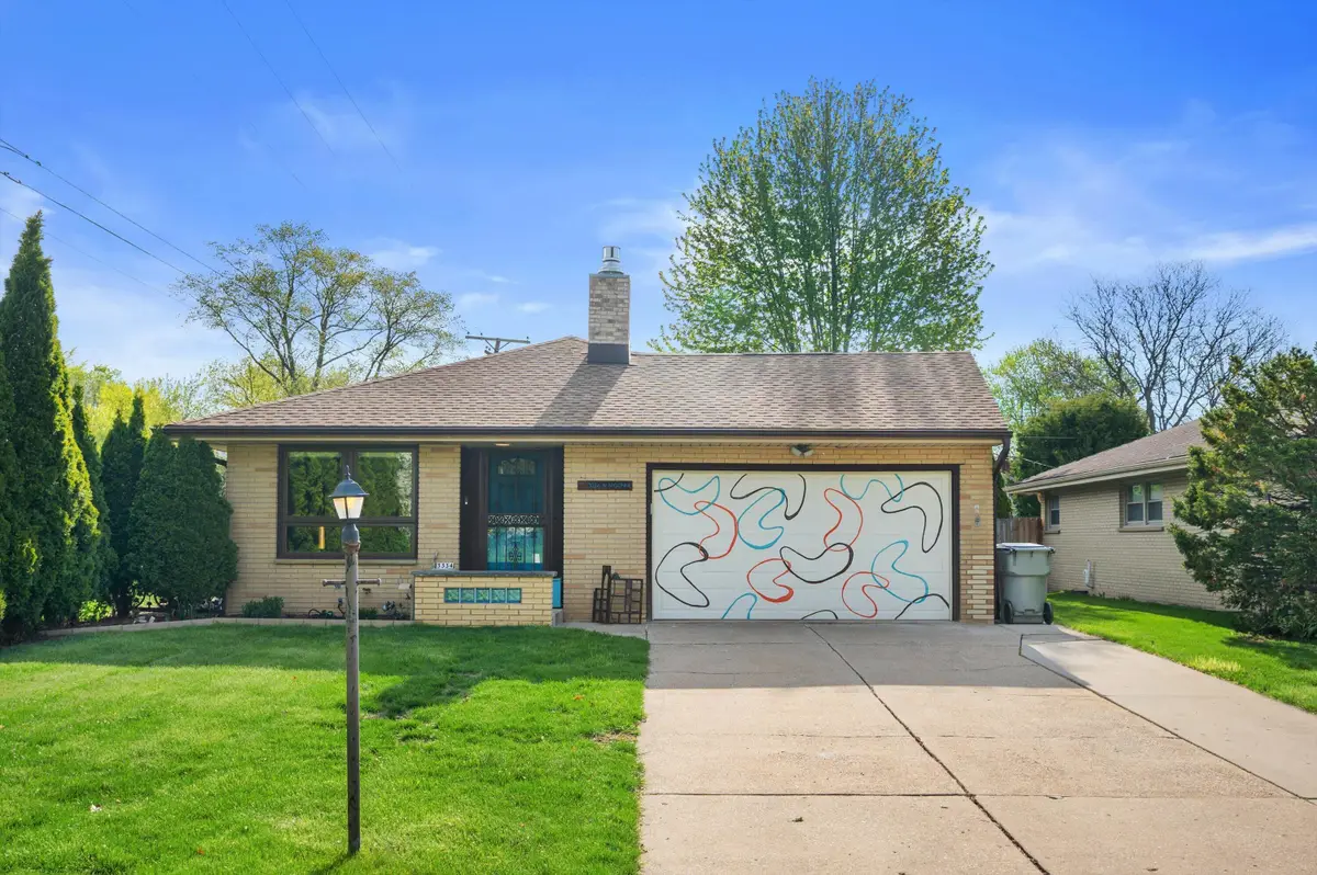 3334 N Argonne Dr, Milwaukee, WI 53222 - #1