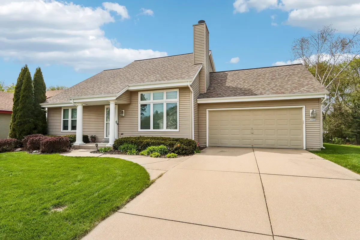 1900 Wexford Ln, Waukesha, WI 53186 - #1