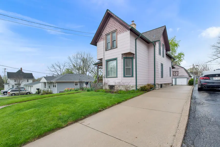 116 N Washington Ave, Waukesha, WI 53188 - #2
