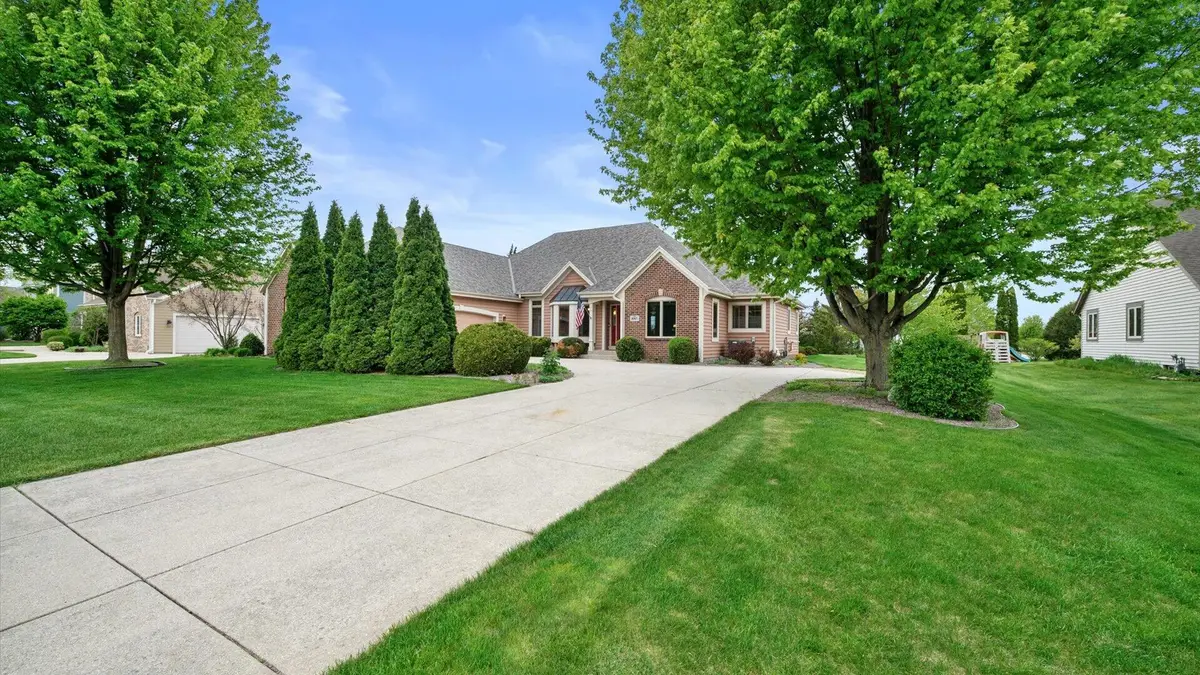 6065 S Preston Ln, New Berlin, WI 53151 - #1