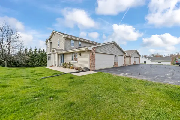 1015 E Woodview Ct, Slinger, WI 53086