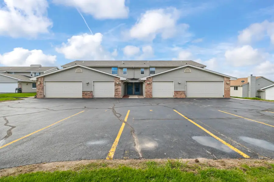 1015 E Woodview Ct, Slinger, WI 53086 - #2