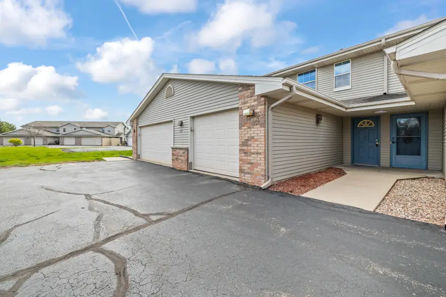 1015 E Woodview Ct, Slinger, WI 53086 - #3