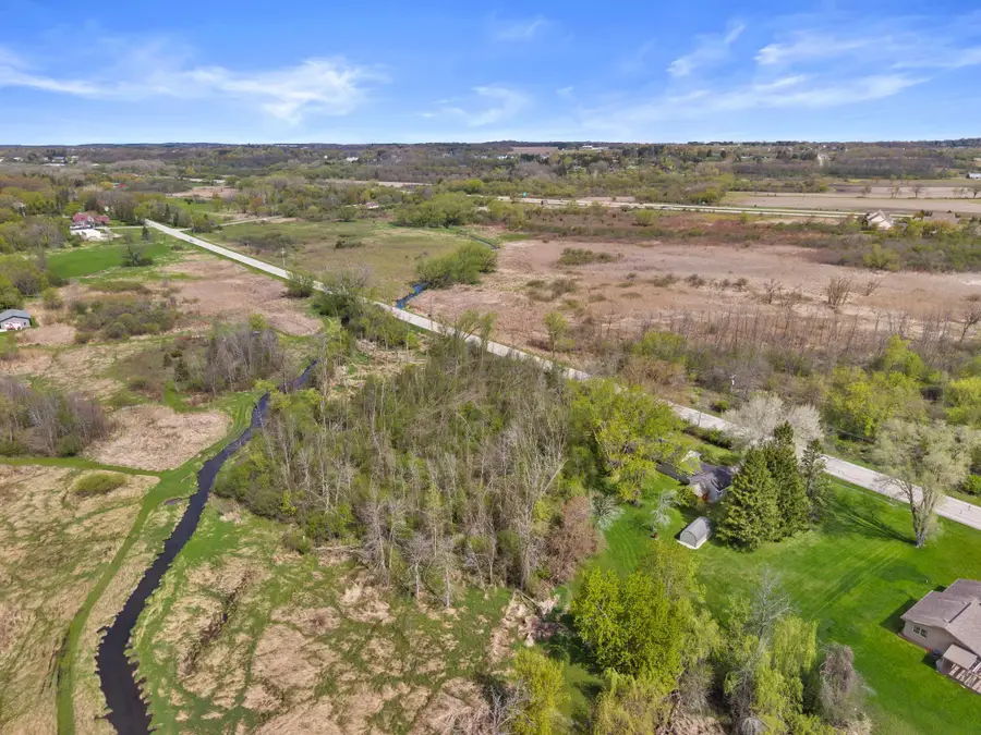 N40W26975 Capitol Dr, Pewaukee, WI 53072 - #2