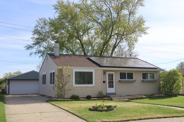 1627 Birch Dr, Waukesha, WI 53188