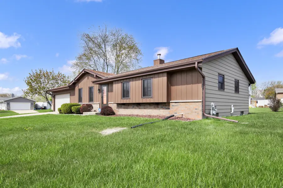 6967 S Tumblecreek Dr, Franklin, WI 53132 - #3