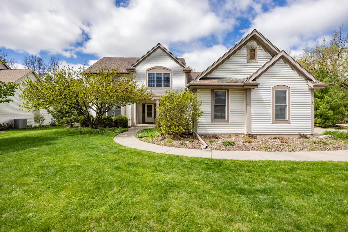 207 Woodlands Ct, Hartland, WI 53029 - #1