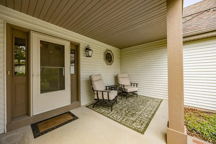 207 Woodlands Ct, Hartland, WI 53029 - #3
