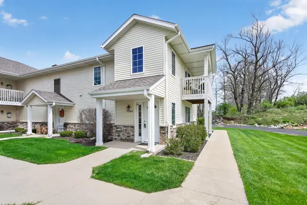 W197N16960 Stonewall Dr, Jackson, WI 53037