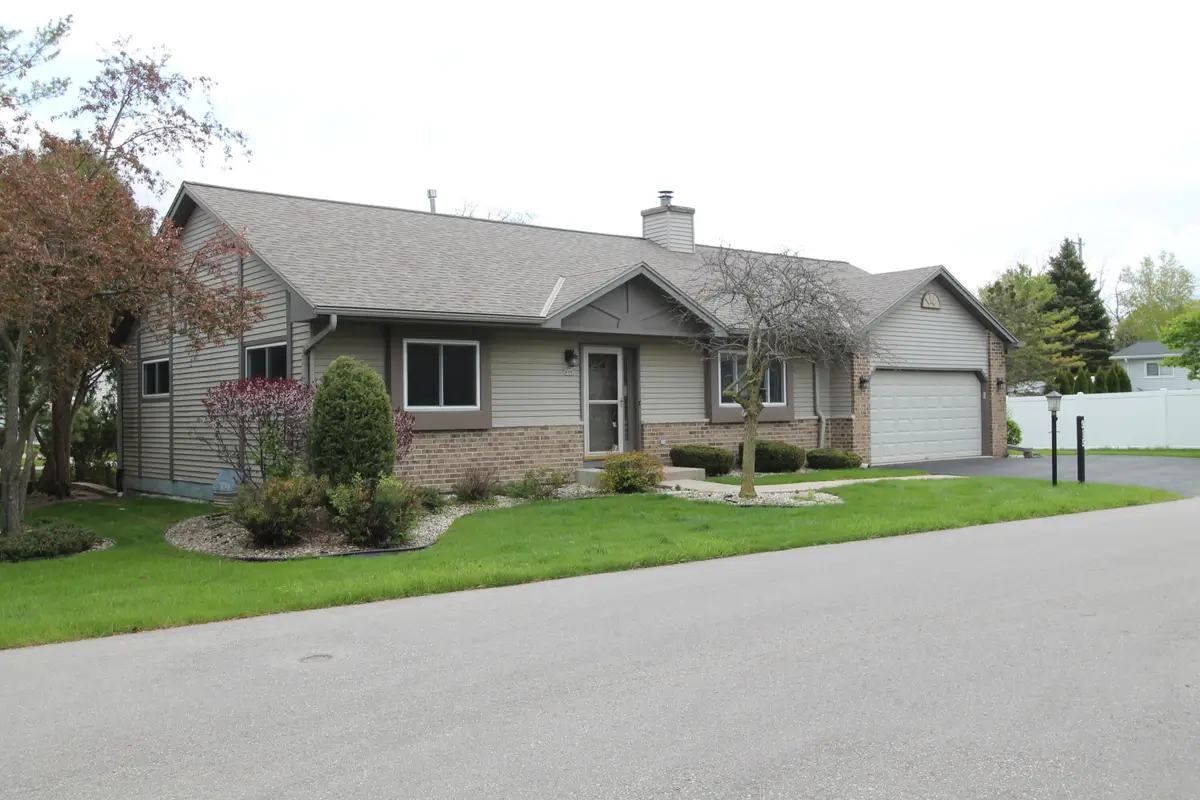 915 Park Cir, Union Grove, WI 53182 - #1