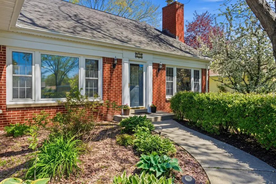 330 W Manor Cir, Bayside, WI 53217 - #2