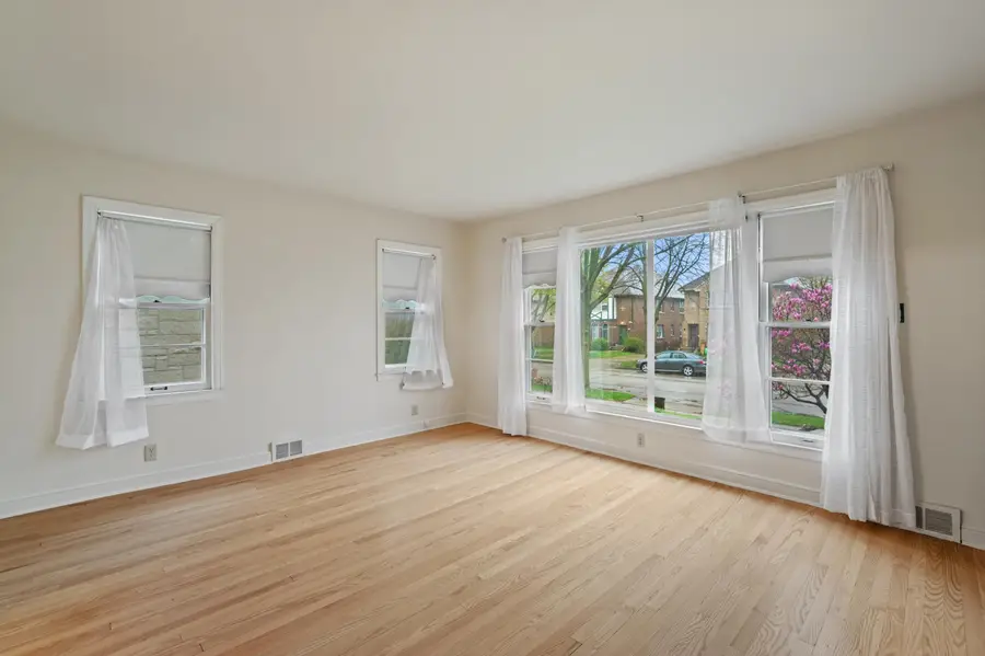 4146 N Bartlett Ave, Shorewood, WI 53211 - #2