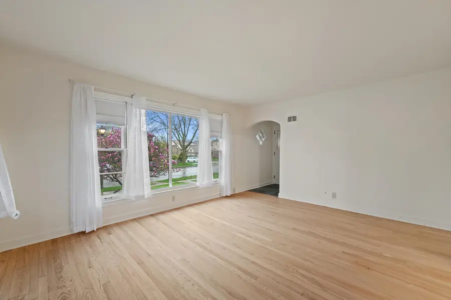 4146 N Bartlett Ave, Shorewood, WI 53211 - #3