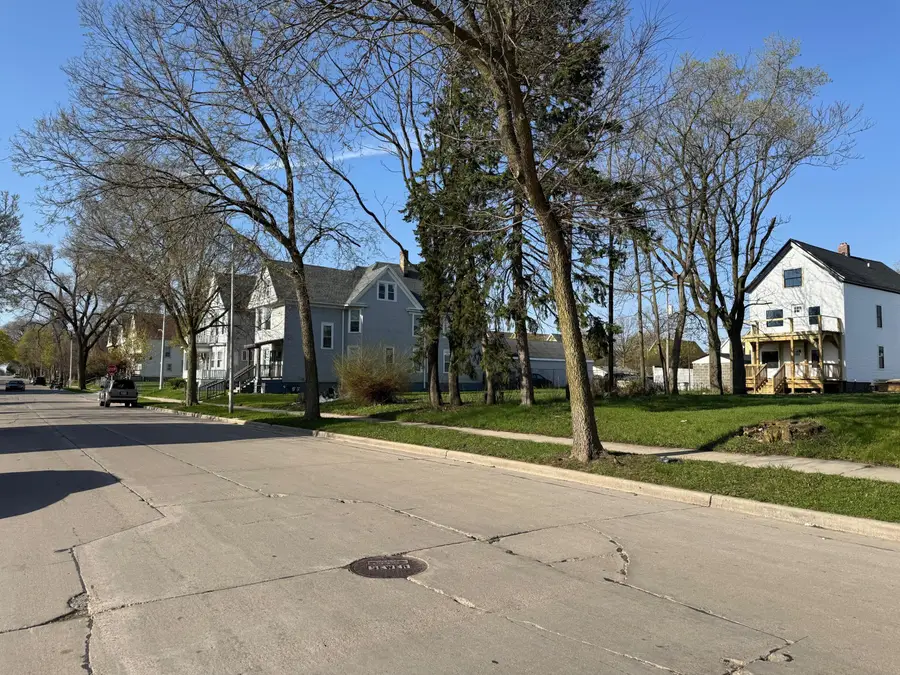2528 N Vel R Phillips Ave, Milwaukee, WI 53212 - #3