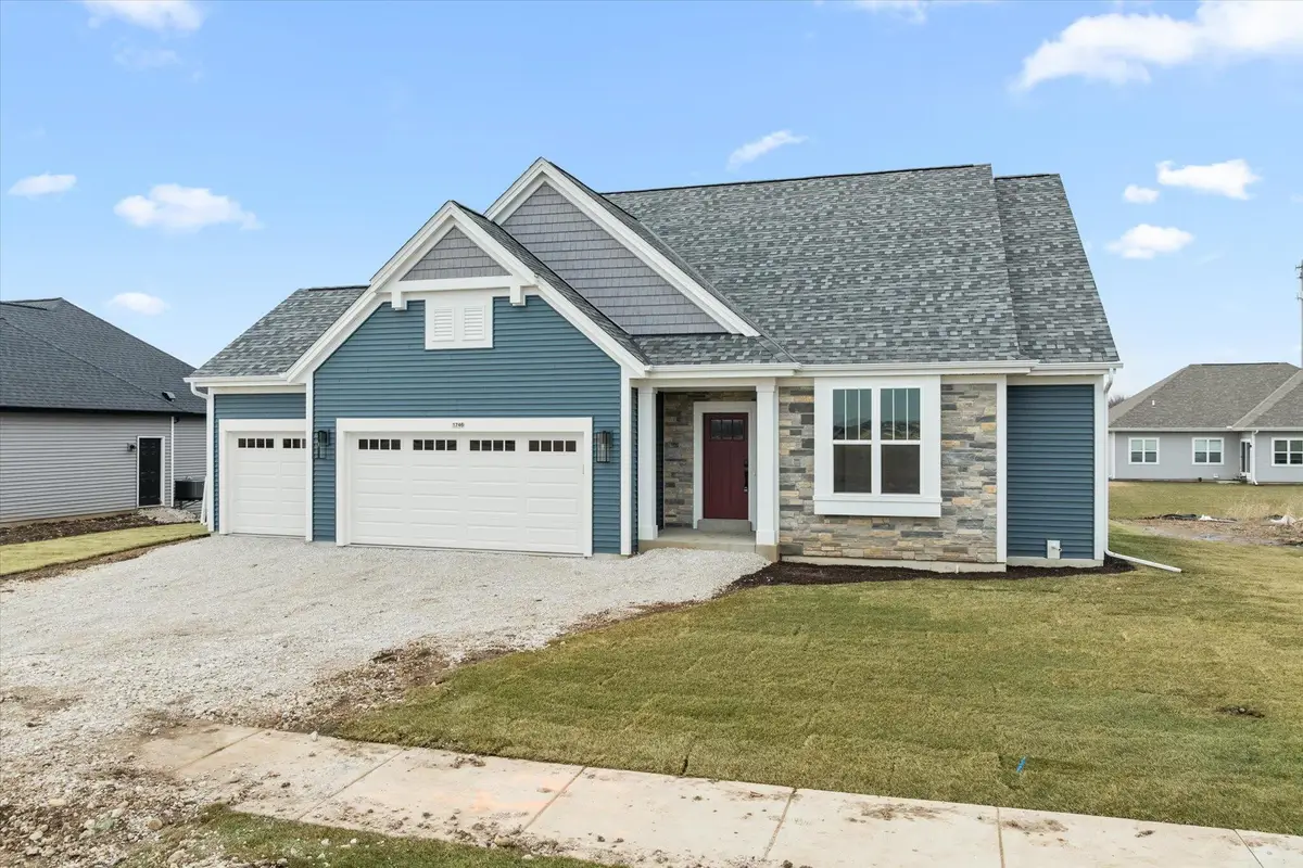 1746 Whalen Dr, Oconomowoc, WI 53066 - #1