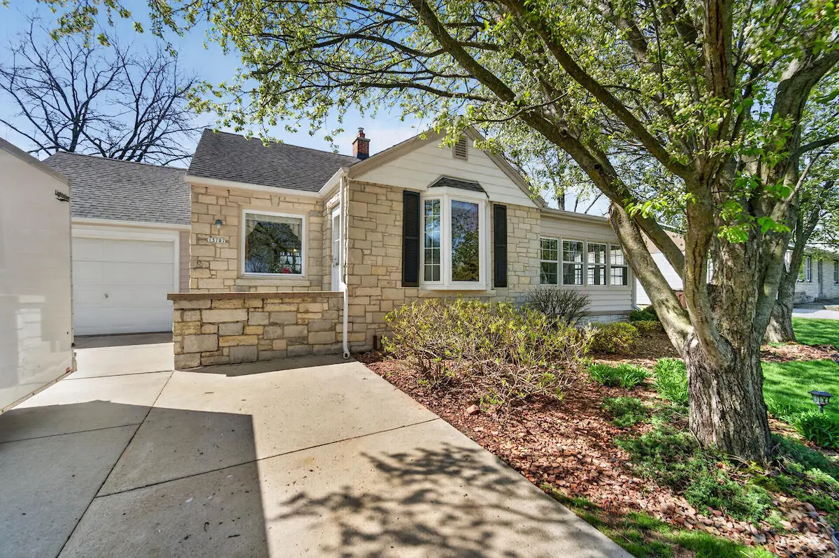 13707 W Forest Dr, New Berlin, WI 53151 - #1