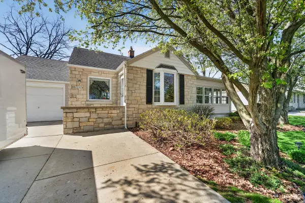 13707 W Forest Dr, New Berlin, WI 53151