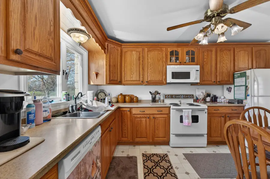 13707 W Forest Dr, New Berlin, WI 53151 - #2