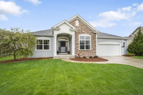 1406 Mockingbird Ct, Oconomowoc, WI 53066