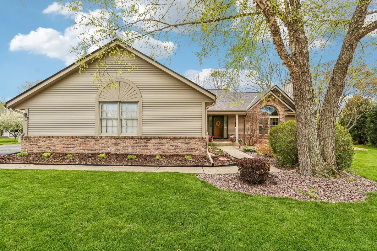 N53W15415 Balsam Dr, Menomonee Falls, WI 53051 - #1