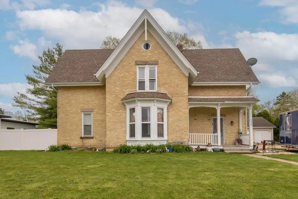 308 Kettle Moraine Dr S, Slinger, WI 53086 - #1
