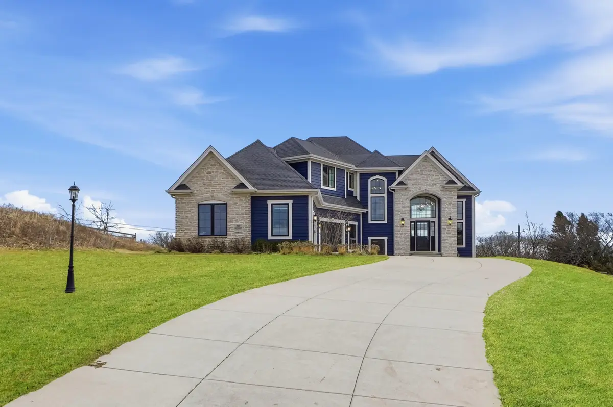 N87W25037 Bay Ct, Lisbon, WI 53089 - #1