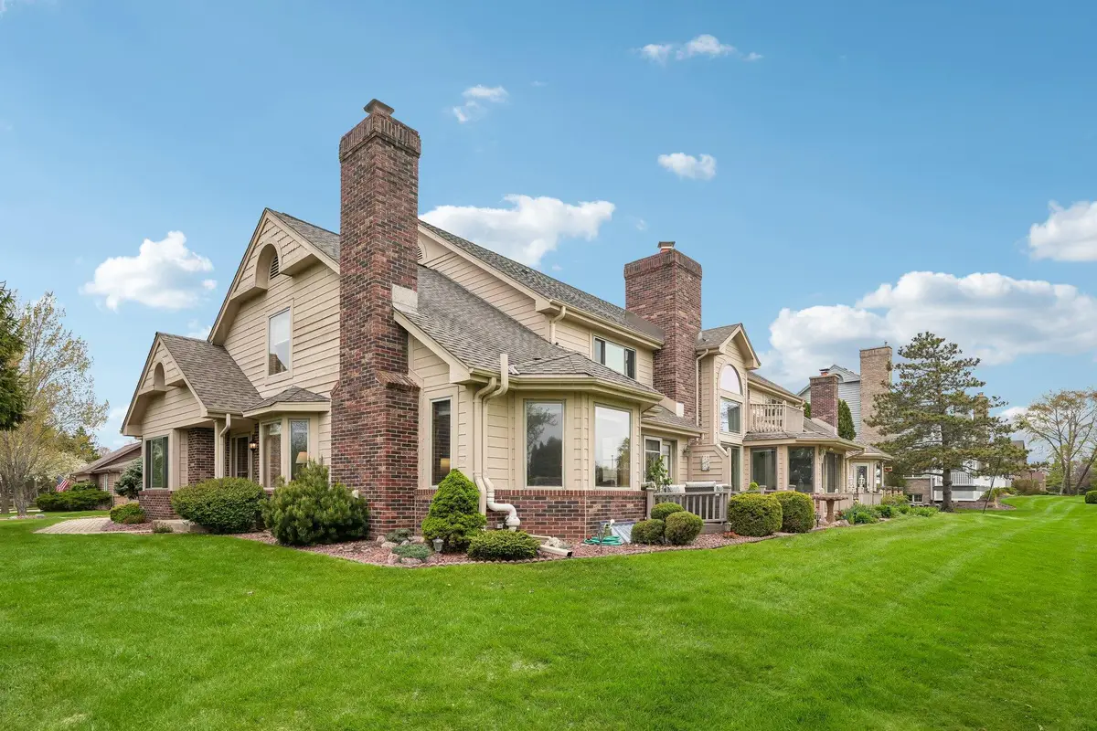 7402 W Twin Oaks Ct, Franklin, WI 53132 - #1