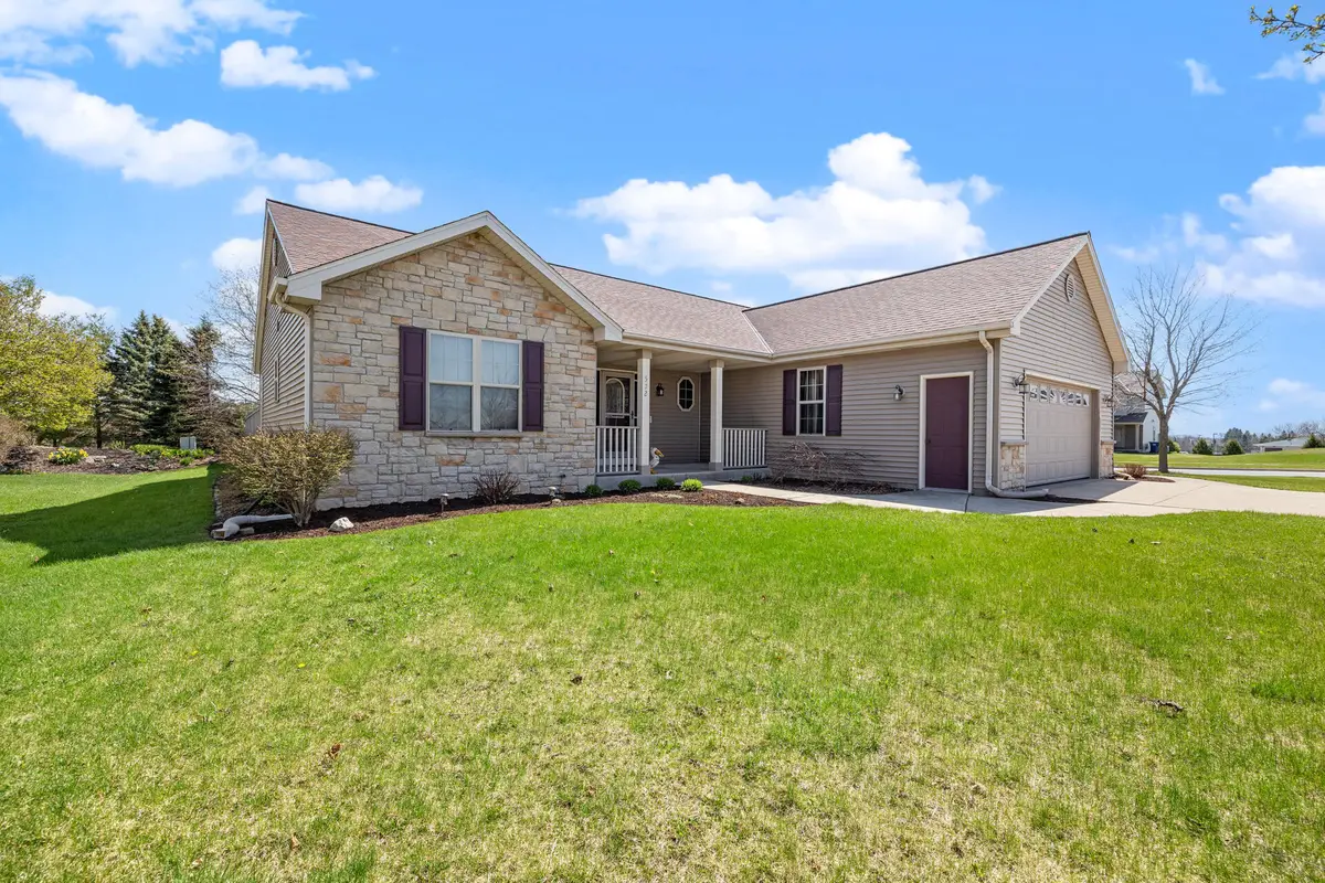 572 Nordic Ct, Slinger, WI 53086 - #1