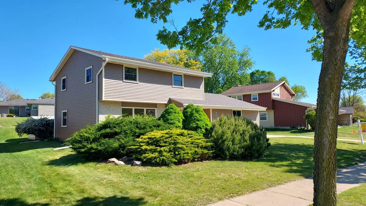 8030 S Waring Dr, Oak Creek, WI 53154 - #1