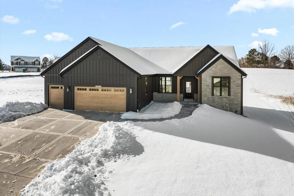 W209N5699 Turnberry Ln, Menomonee Falls, WI 53052 - #1
