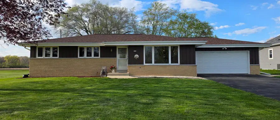 3360 E Oakwood Rd, Oak Creek, WI 53154 - #2