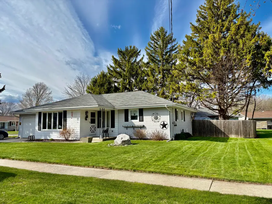 2226 Lexington Dr, Manitowoc, WI 54220 - #2