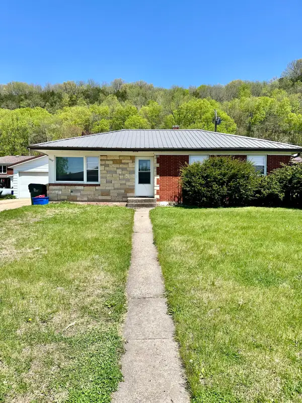 1037 Dewey St, Cassville, WI 53806