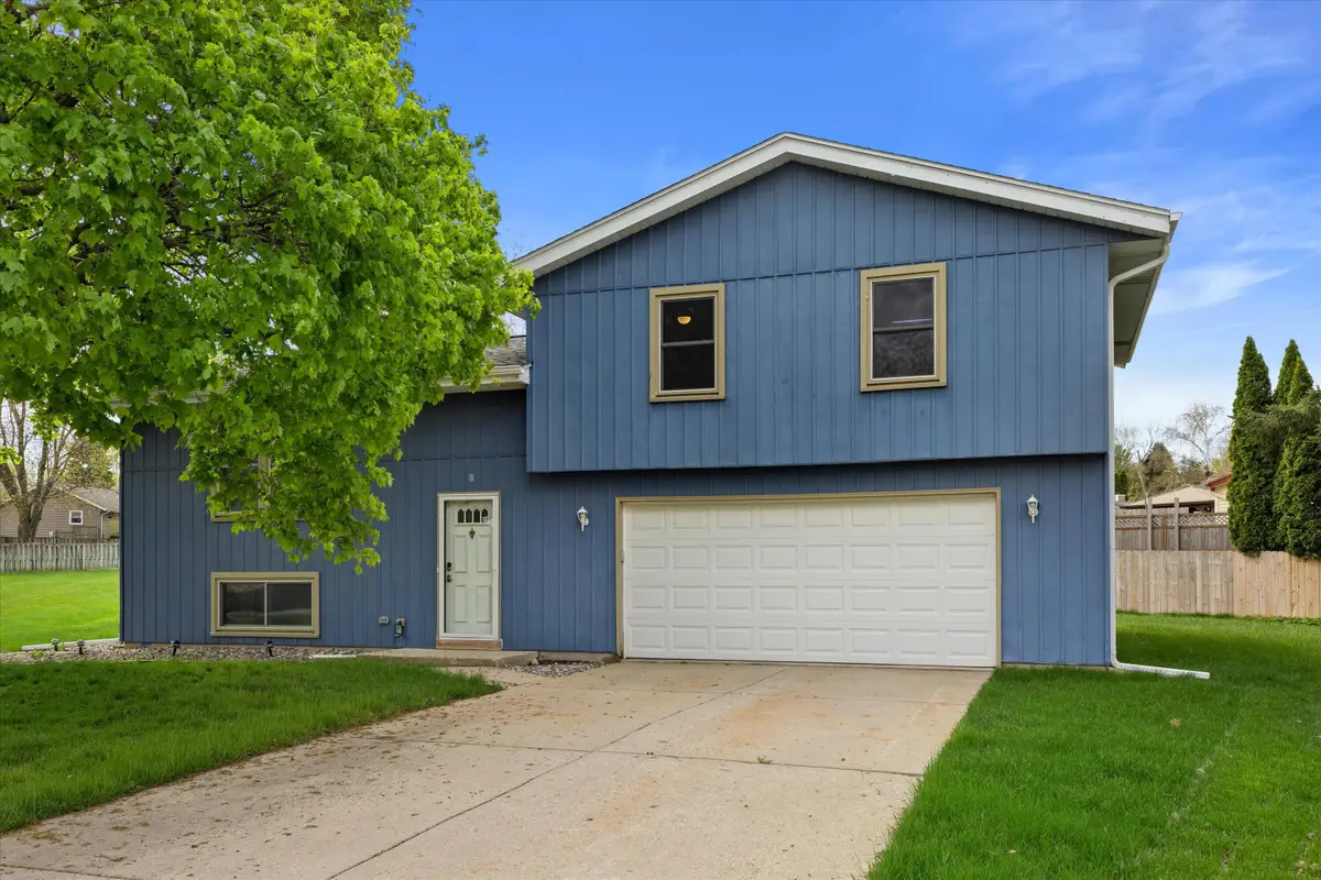 115 Conrad Ct, Mukwonago, WI 53149 - #1