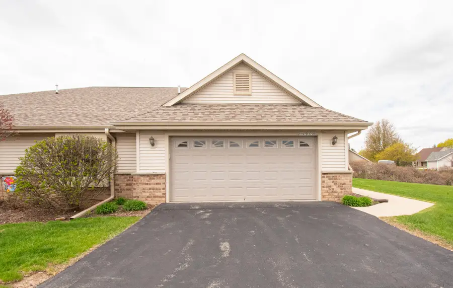 W197N17085 Stonewall Dr, Jackson, WI 53037 - #2