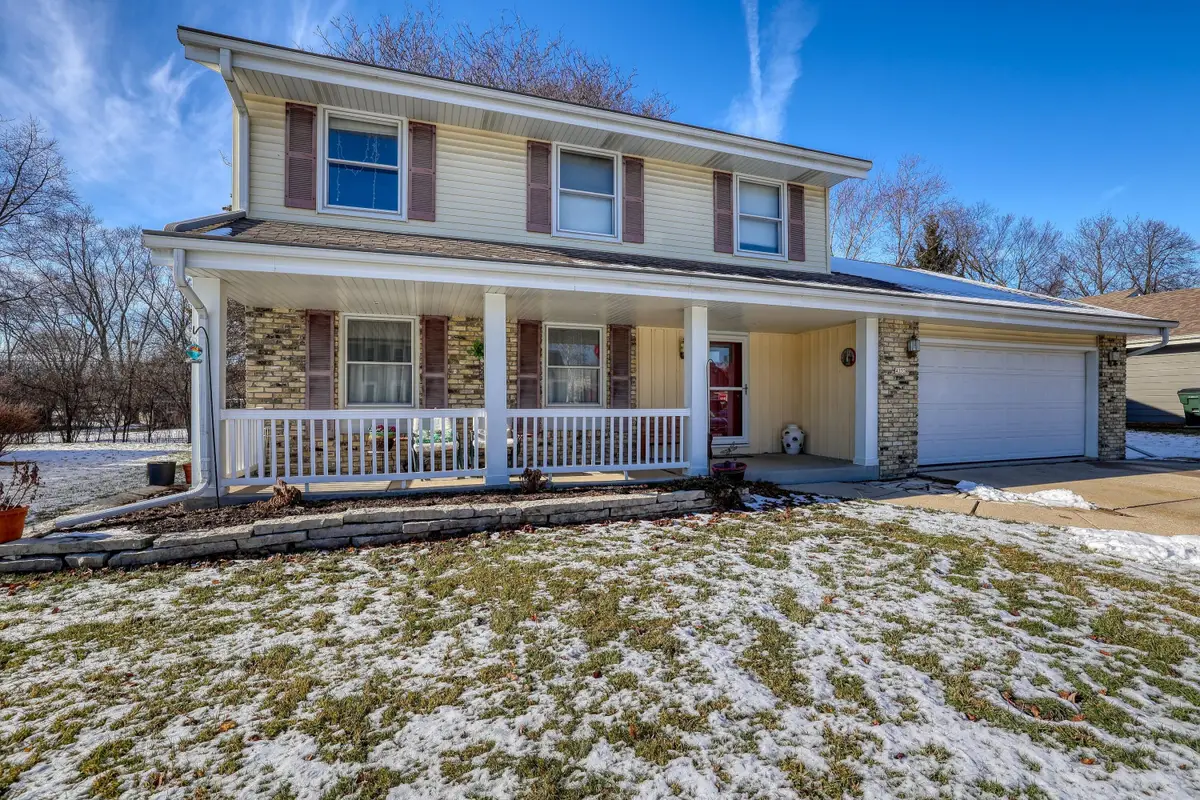 4355 S Longview Dr, New Berlin, WI 53151 - #1