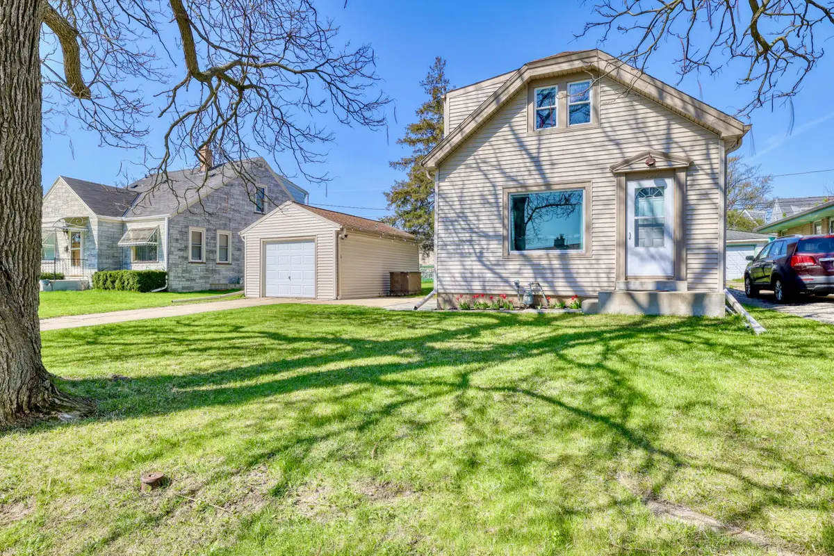 3533 S 44th St, Greenfield, WI 53220 - #1