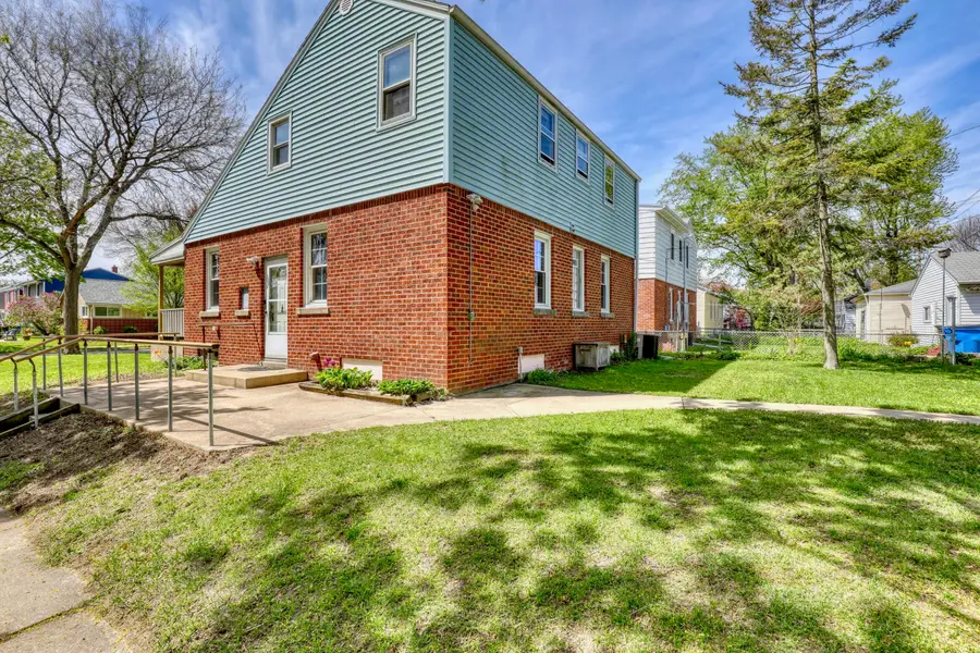 180 E Henry Clay St, Whitefish Bay, WI 53217 - #2